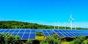 Peisaj cu panouri solare și turbine eoliene.